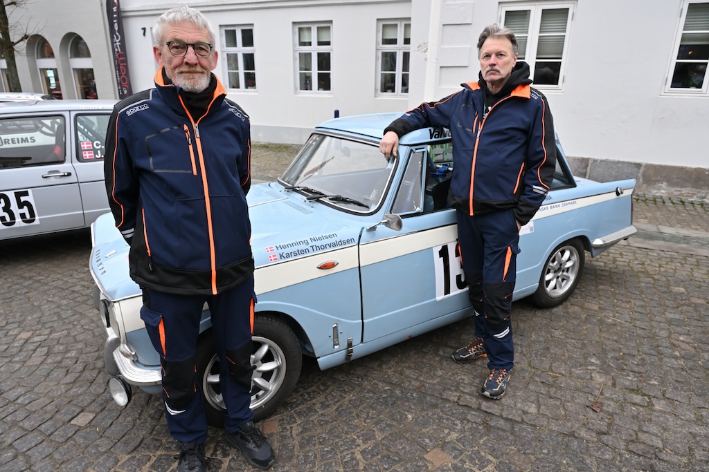Henning Nielsen fra Tureby stiller op med sin rallymakker fra ungdommens dage, Karsten Thorvaldsen, i Rallye Monte-Carlo Historique med deres sjældne Triumph Vitesse fra 1968. Deres mål er at gennemføre løbet uden problemer.
(Foto: Michael Eisenberg)